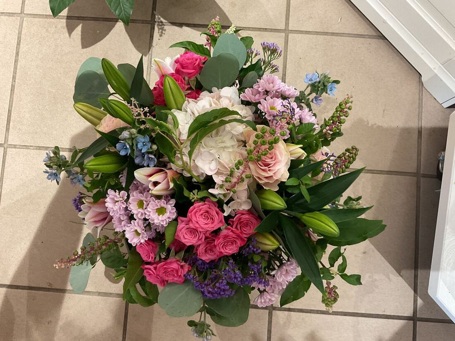 Frisch gebundener Strauß von Blumen-Vater