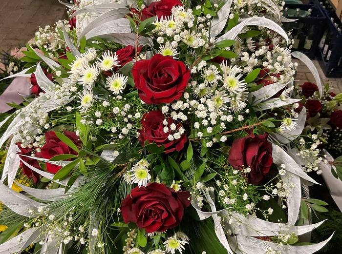 Gesteck mit roten Rosen und Schleierkraut