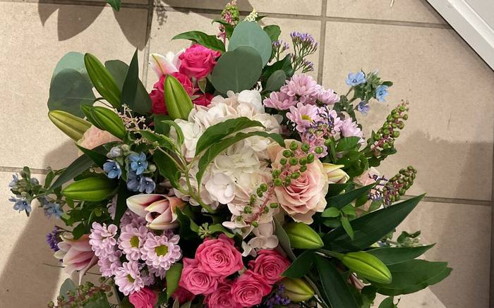 Bunter Strauß mit Rosen, Lilien und Hortensie