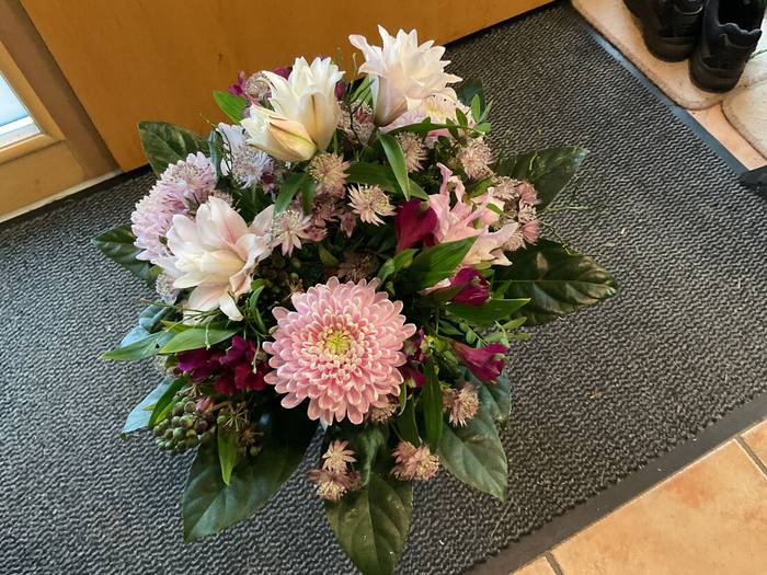 Strauß mit Dahlie und Lilien in Rosa