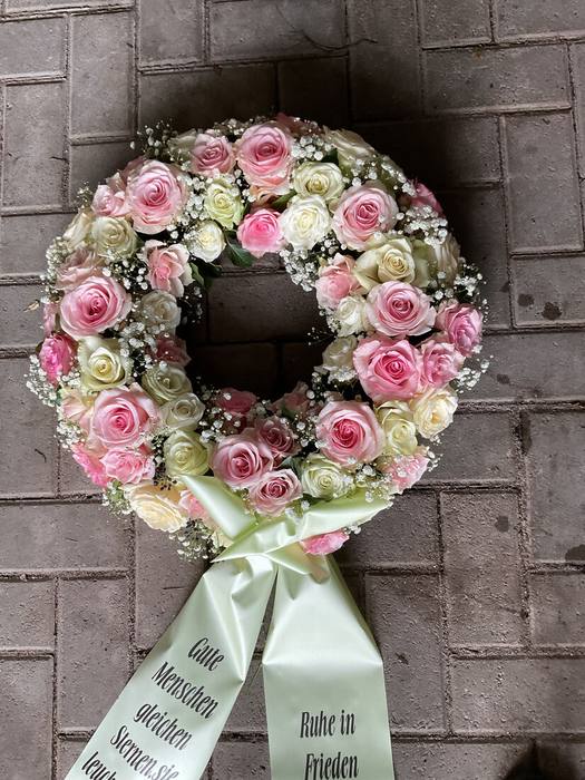 Trauerkranz mit Rosen in Rosa und Weiß